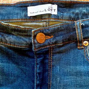 Loft Frayed Mid Rise Modern Skinny in Indigo Wash Size 4 / 27
